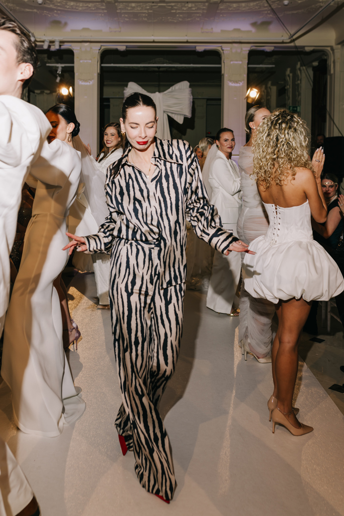 Debbie Brown si po opadnutí veškerého stresu přehlídku také užila.