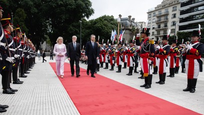 FOTO: Petr Pavel s manželkou odcestoval na oficiální návštěvu Argentiny.
