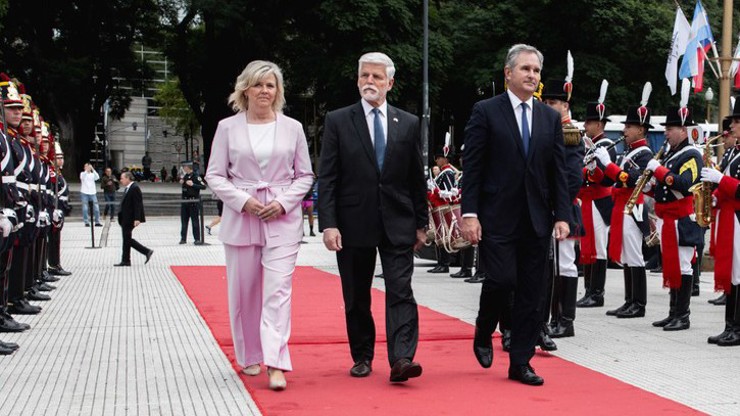 Petr Pavel s manželkou odcestoval na oficiální návštěvu Argentiny.
