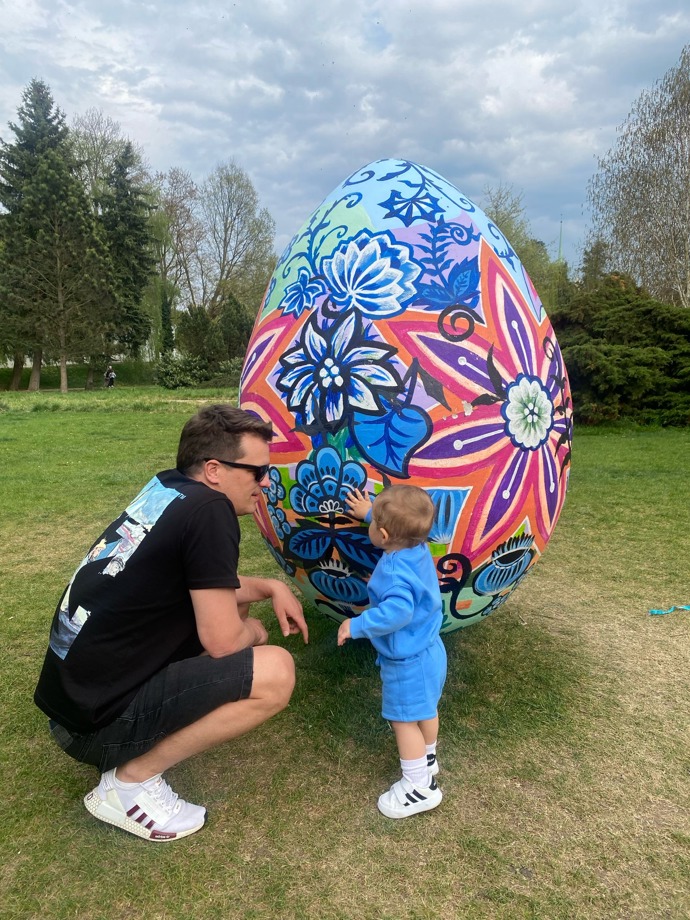 Julian Záhorovský se snoubenkou Terezkou a se synem.