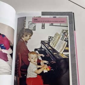 Už jako malé dítě ji rodiče vedli k hudbě. 