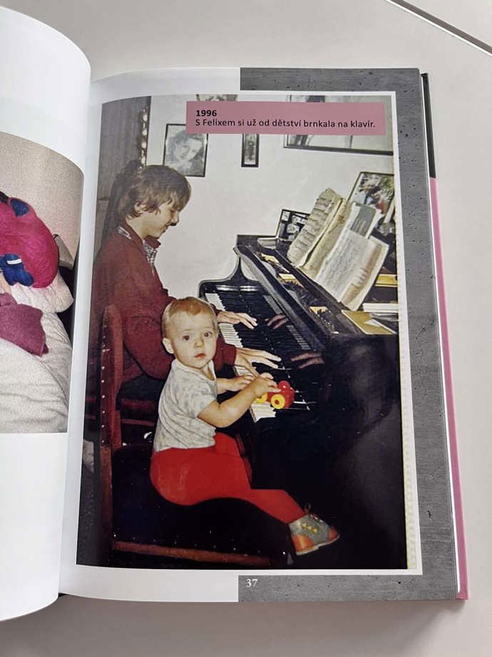 Už jako malé dítě ji rodiče vedli k hudbě. 