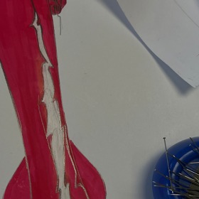 Šaty mají vysoký rozparek a návrhář k nim doporučil zlaté metalické lodičky s uzavřenou špičkou. 