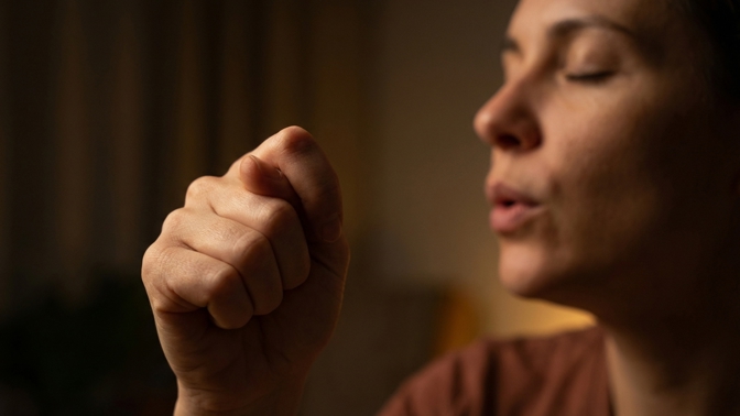 Stažené hrdlo a stres? 30vteřinový cvik s palcem vám uleví