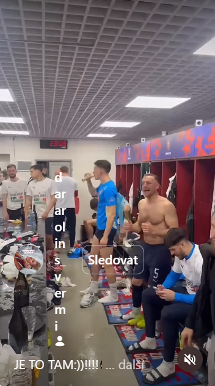 Fotbalisté tančili na píseň Dary Rolins.