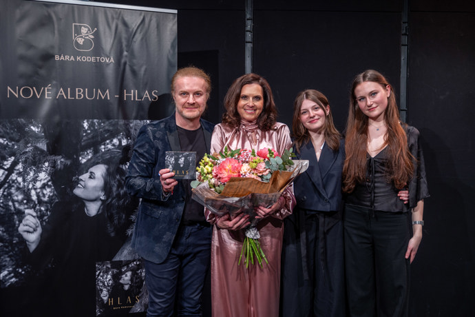 Pavel Šporcl s manželkou Bárou Kodetovou, která křtila své první album. 