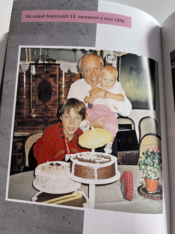 Narozeninová oslava bratra Felixe a Anička jako malé miminko. 