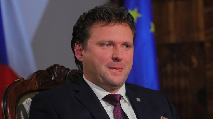 Drsná kritika Vondráčka po útoku na moderátora ČT: Rakušan mluví o zastrašování, Hřebejk nešetřil nadávkami