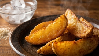 Tato ledová koupel se špetkou cukru vytvoří na bramborách sklovitou vrstvu: Vymažte z pekáče blátivost a vykouzlete kůrku tak křupavou, že i ty nejlevnější erteple budou chutnat jako z prvotřídního steakhouseu