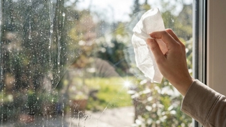 Leštěte okna věcí, kterou většina lidí používá jen na kávu: Tento bílý papírek nepouští vlákna a šmouhy odstraní na první dobrou