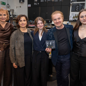 Herečka se dodnes přátelí s rodinou zesnulého Jiřího Kodeta, Šporclovými. 