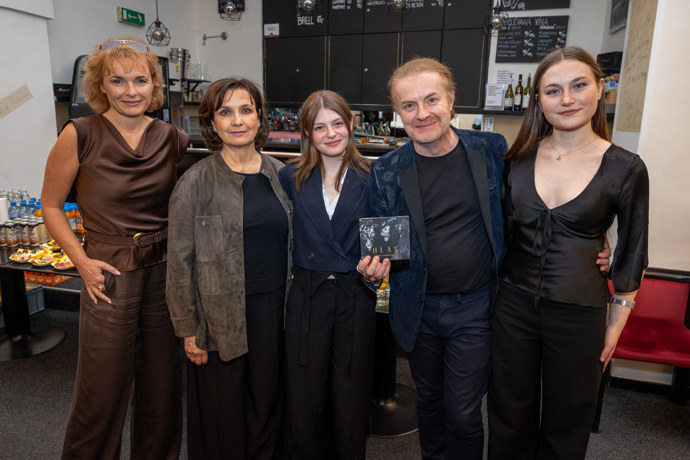 Báru Kodetovou podpořily také herecké kolegyně Bára Munzarová a Veronika Freimanová. 