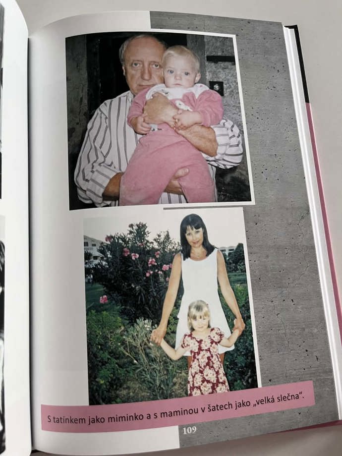 Rodiče se svou milovanou holčičkou rádi pózovali. 