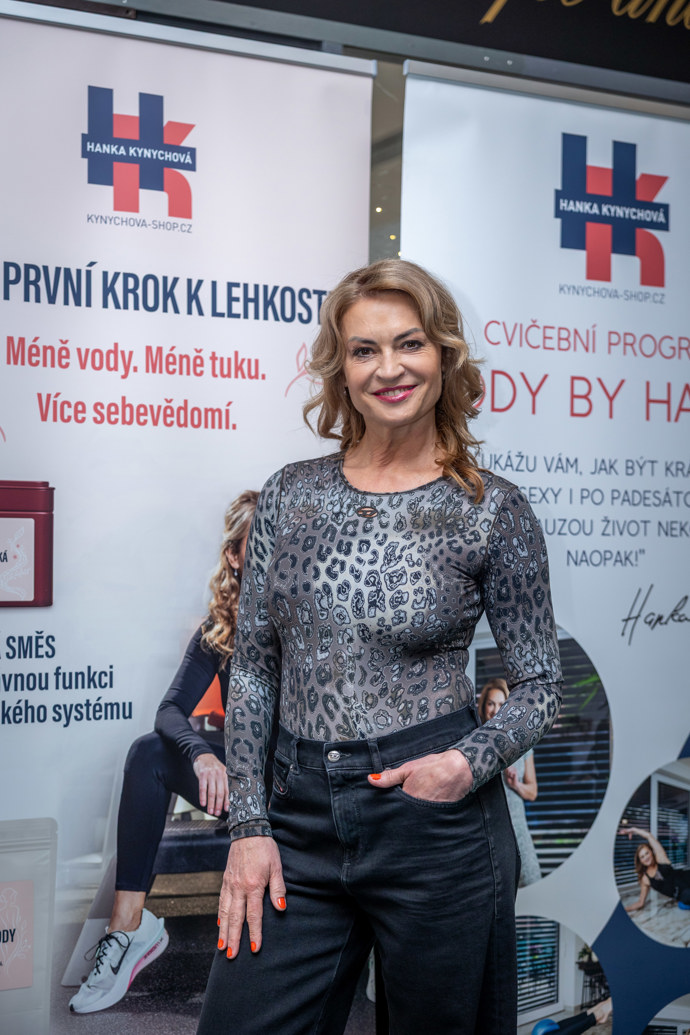 Hanka Kynychová oblékla jednoduchou kombinaci šedého trička s potiskem a tmavě modrých džínů.