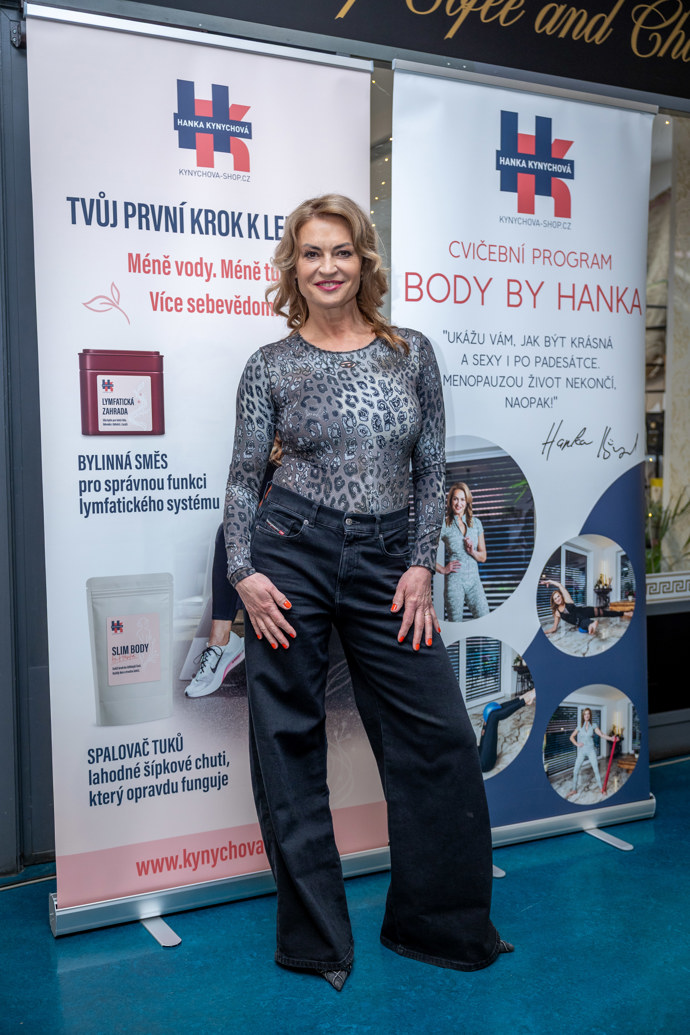 V dobře padnoucích džínách ukázala cvičitelka svoji pevnou a štíhlou postavu.