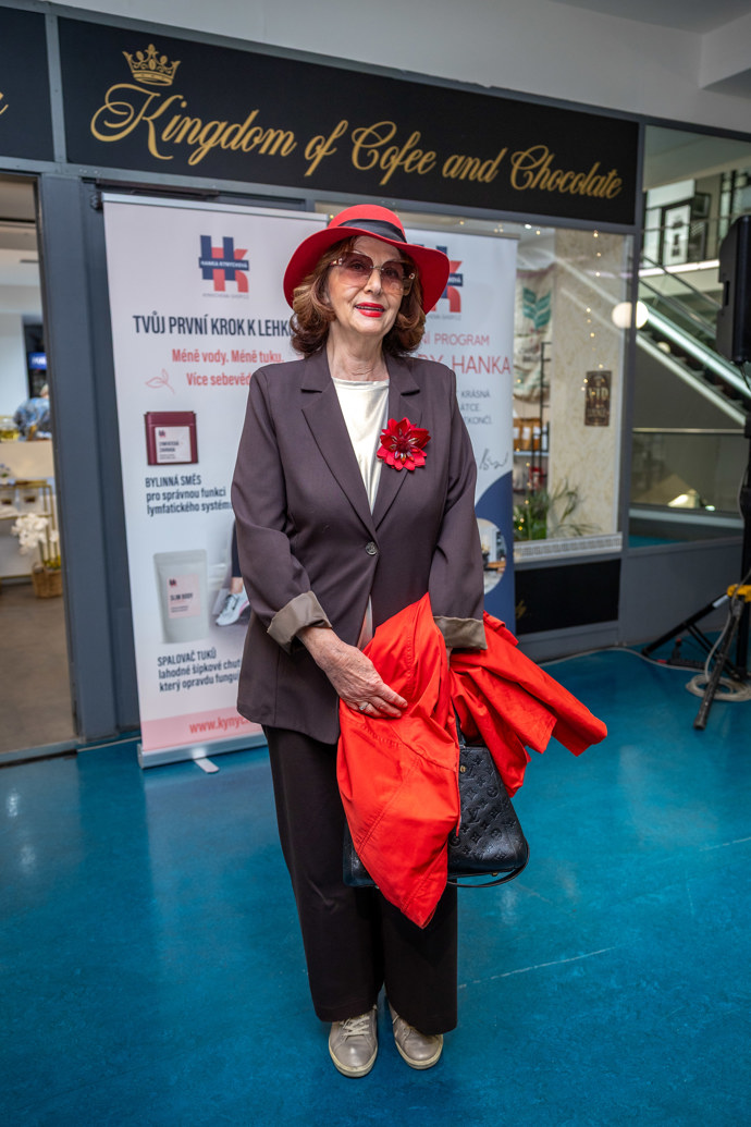 Základem jejího outfitu bylo hnědé sako, bílé tričko a tmavé kalhoty.