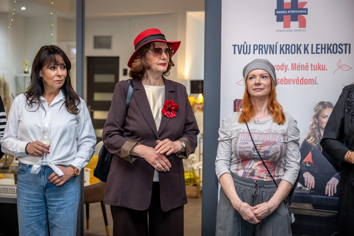 Saskia říká, že co nevidět by zase vytáhla do společnosti svoji vnučku. 