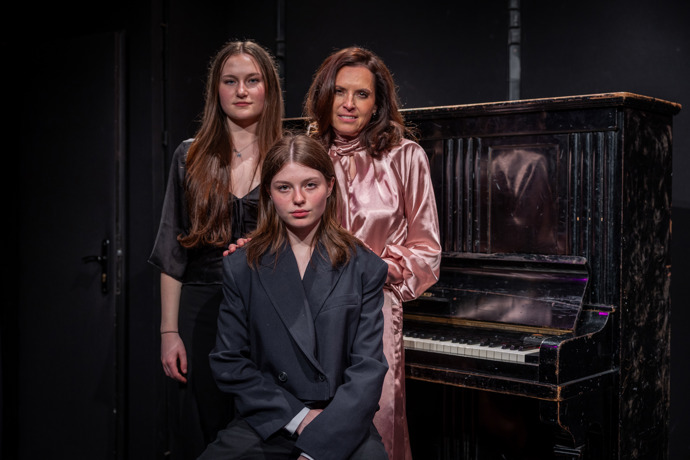 Křes si nenechaly ujít mladší dcery, Sophie a Violetka. 