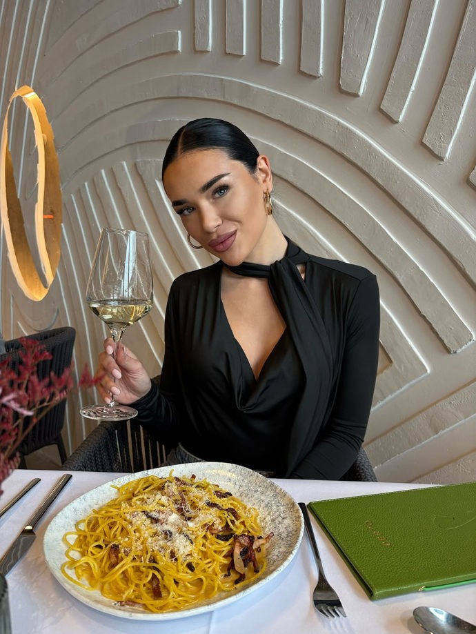 Brunetka miluje dobré jídlo. 