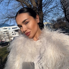 Merci vypadá jako panenka.