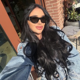 Na vlasech si dává velmi záležet. 