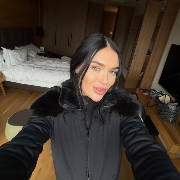 Merci se nebojí využít svých ženských zbraní. 