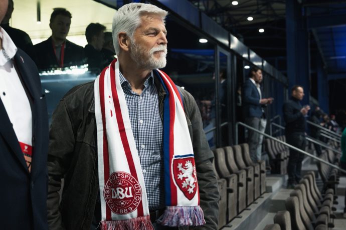 Petr Pavel v šále s národními barvami.