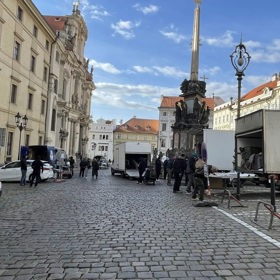 Natáčení nového thrilleru Martina Scorseseho proměnilo historické centrum Prahy k nepoznání.