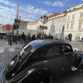 V ulicích hlavního města se kvůli hollywoodské produkci objevily nádherné historické vozy.