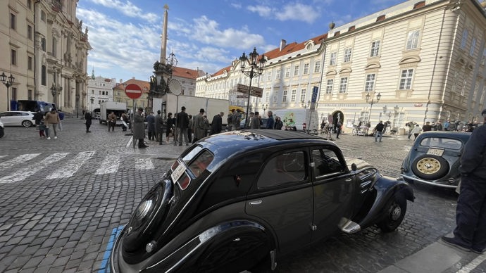 V ulicích hlavního města se kvůli hollywoodské produkci objevily nádherné historické vozy.
