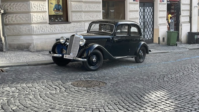 Pražské ulice posloužily filmařům jako dokonalá dobová kulisa, kterou zaplnily desítky komparzistů.