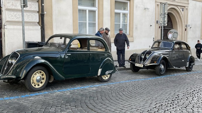 Záběry z centra odhalují masivní produkční zázemí, které s sebou americký štáb do Česka přivezl.