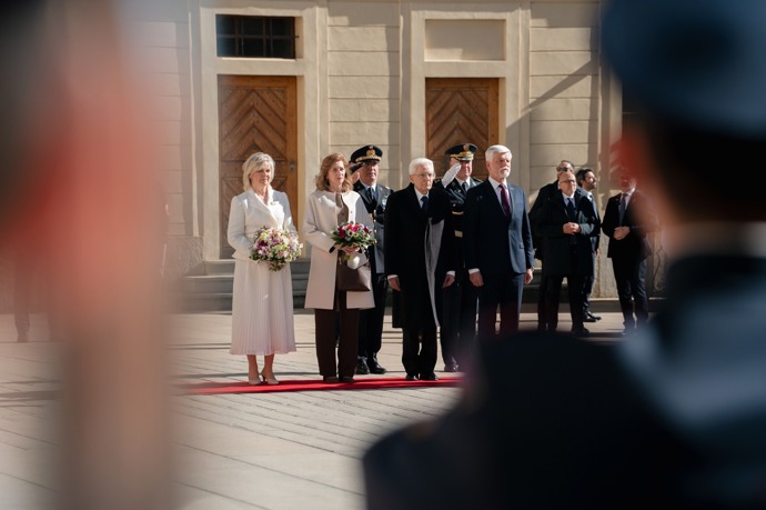 Prezident Petr Pavel s první dámou přivítalina Hradě italského prezidenta Sergio Mattarella s jeho dcerou.