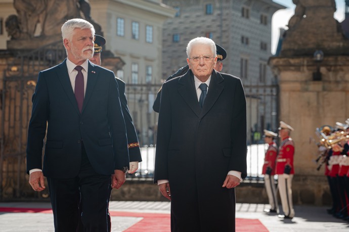 Prezident Petr Pavel s první dámou přivítalina Hradě italského prezidenta Sergio Mattarella s jeho ženou.