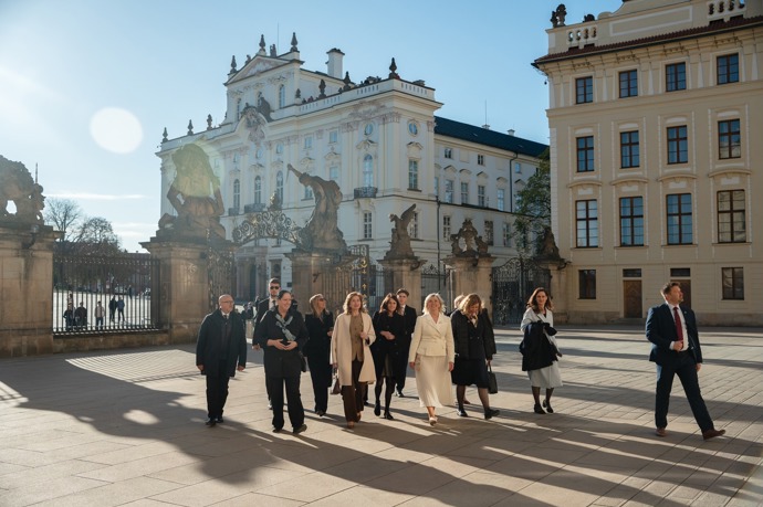 Prezident Petr Pavel s první dámou přivítalina Hradě italského prezidenta Sergio Mattarella a dcera Laura.