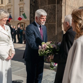 Prezident Petr Pavel s první dámou přivítali na Hradě italského prezidenta Sergio Mattarella a jeho dceru Lauru.