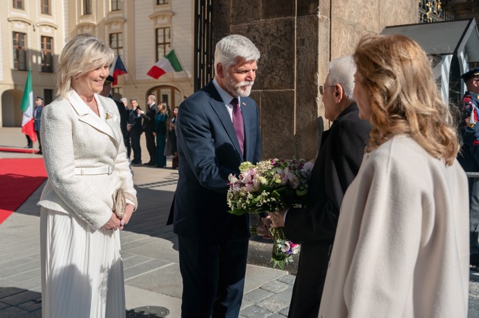 Prezident Petr Pavel s první dámou přivítali na Hradě italského prezidenta Sergio Mattarella a jeho dceru Lauru.