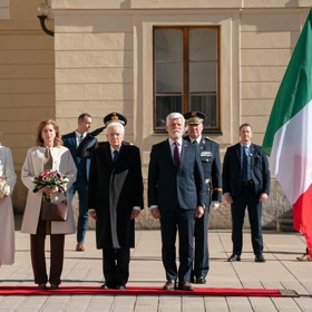 Prezident Petr Pavel s první dámou přivítalina Hradě italského prezidenta Sergio Mattarella s jeho dcerou.