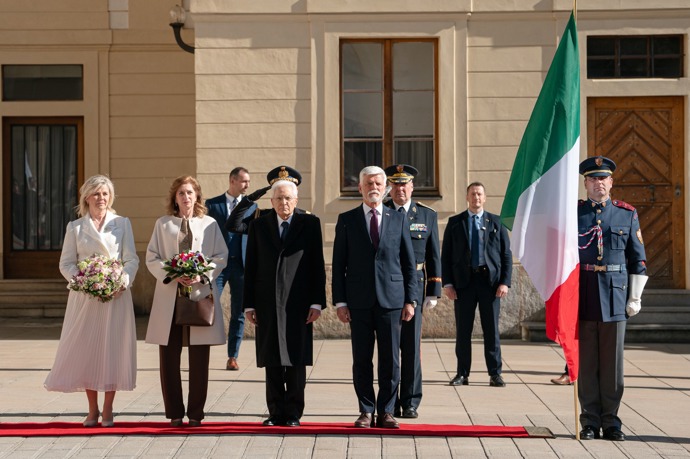 Prezident Petr Pavel s první dámou přivítalina Hradě italského prezidenta Sergio Mattarella s jeho dcerou.