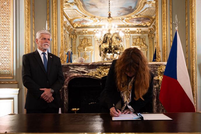 Petr Pavel s manželkou odcestoval na oficiální návštěvu Argentiny.