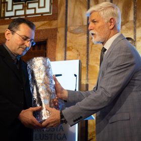 Cenu mu předal prezident Petr Pavel.
