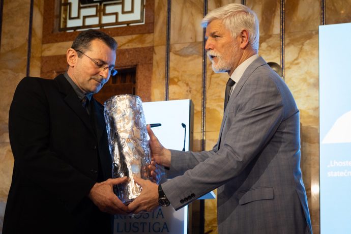 Cenu mu předal prezident Petr Pavel.