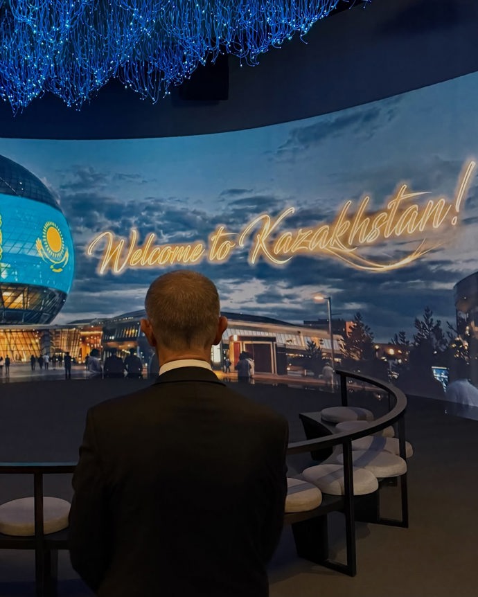 Šéfka PR týmu Andreje Babiše Aneta Zicklerová v Kazachstánu a Ázerbájdžánu.