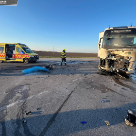 Devětačtyřicetiletý řidič motorky zemřel po srážce s kamionem.