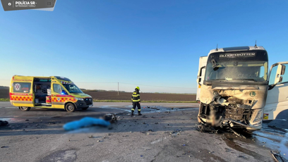 FOTO: Devětačtyřicetiletý řidič motorky zemřel po srážce s kamionem.