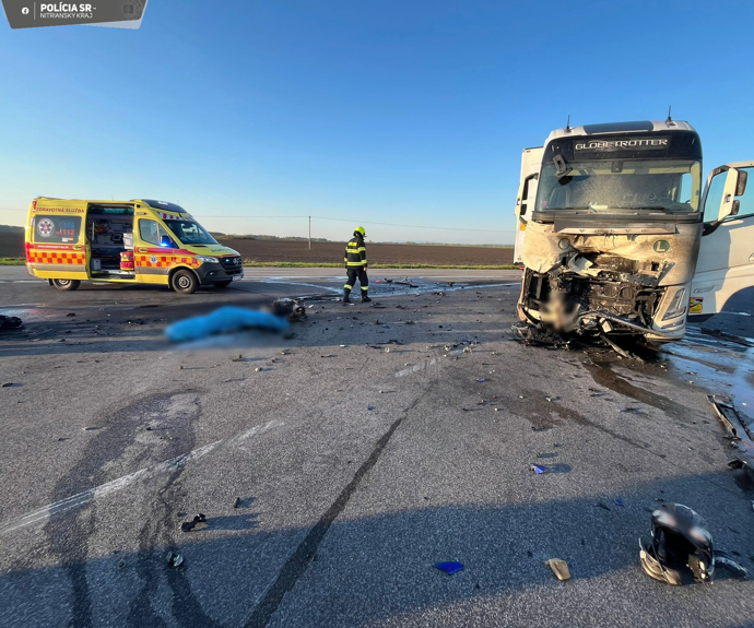 Devětačtyřicetiletý řidič motorky zemřel po srážce s kamionem.