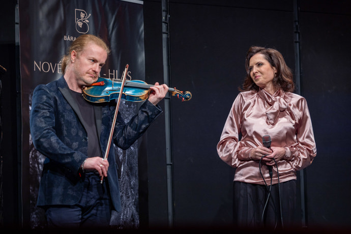 Na housle ji doprovodil manžel Pavel Šporcl. 