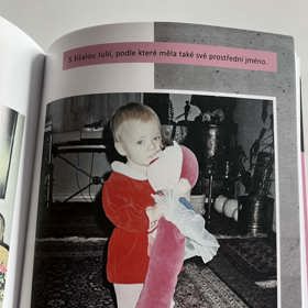 Zde pózuje se slavnou žížalou Julií, podle které dostala své prostřední jméno. 