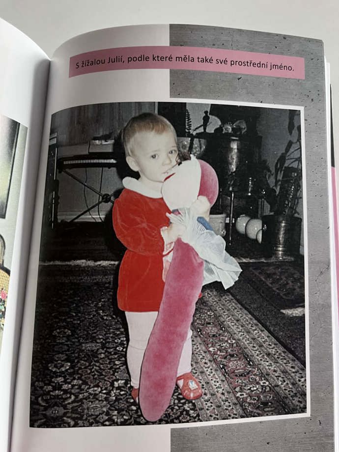 Zde pózuje se slavnou žížalou Julií, podle které dostala své prostřední jméno. 