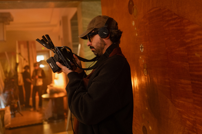 Režisér snímku Rodrigo Zuñiga během práce.